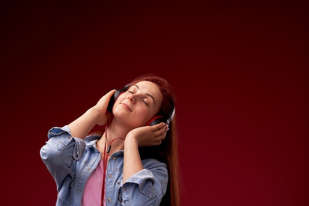 Fille qui écoute de la musique dans les écouteurs