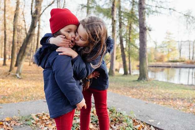 Photo une fille qui embrasse sa sœur dans le parc.