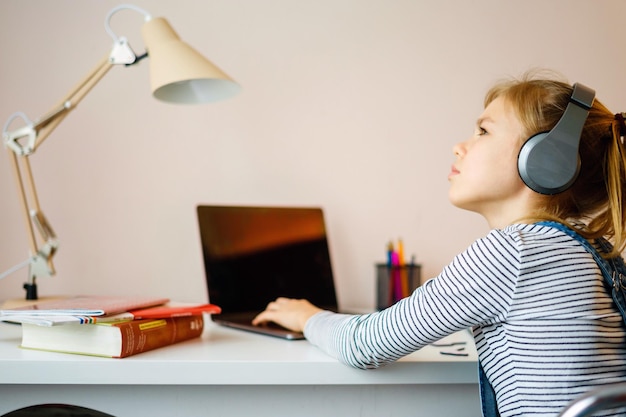 Photo une fille qui étudie à la maison.