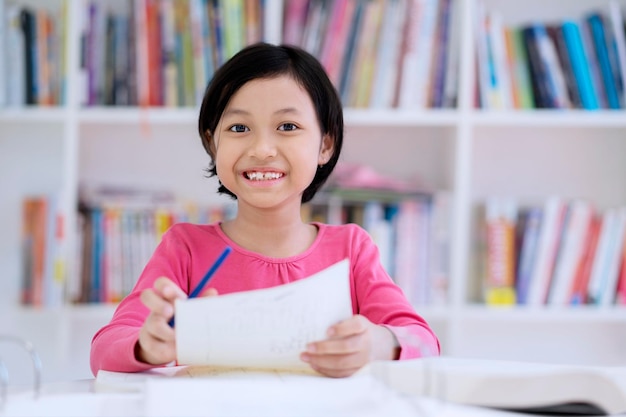 Photo une fille qui étudie à table.