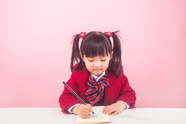 Une fille qui fait ses devoirs