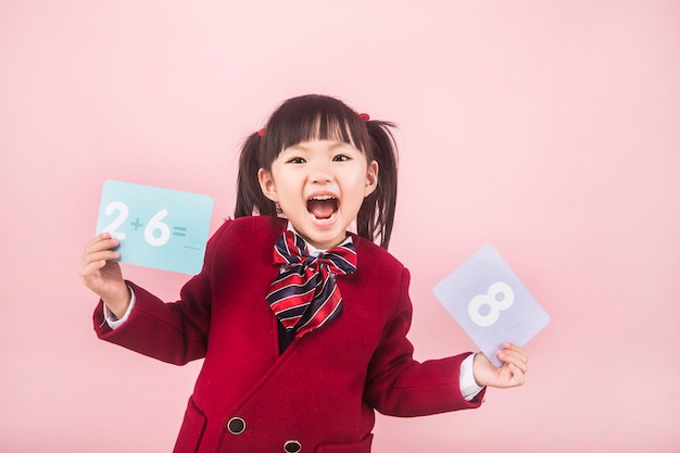 Une fille qui fait ses devoirs