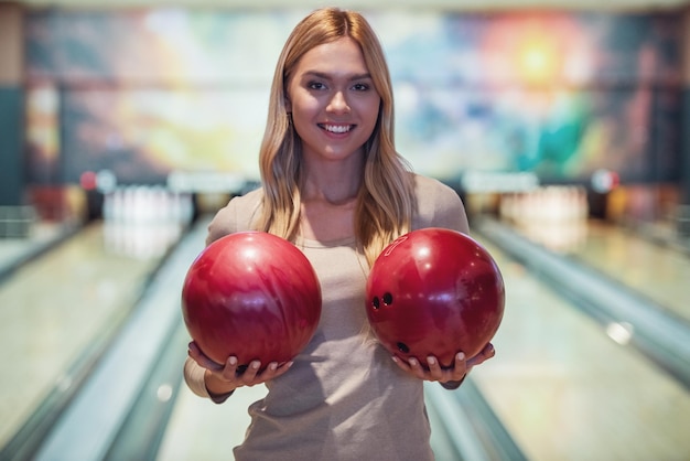 Une fille qui joue au bowling.