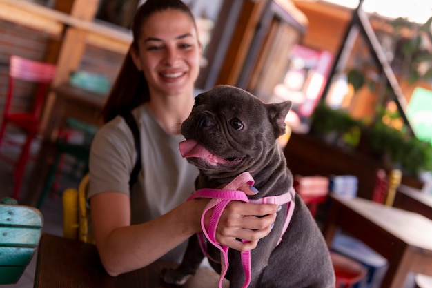 Fille qui marche et aime ses chiens