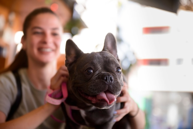 Fille qui marche et aime ses chiens