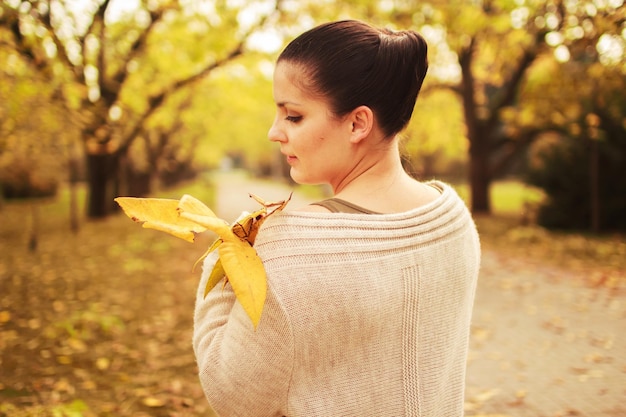 fille qui marche dans le parc en automne