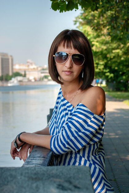 Fille qui marche sur la jetée d'été