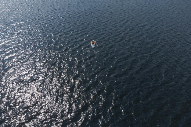 Photo fille qui marche sur une planche de sup