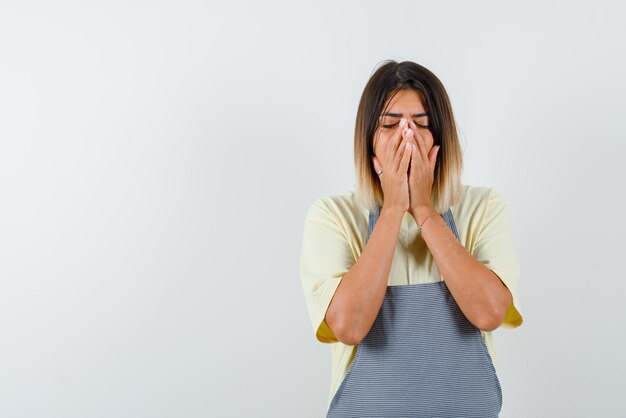 La fille qui ne dort pas bâille sur fond blanc