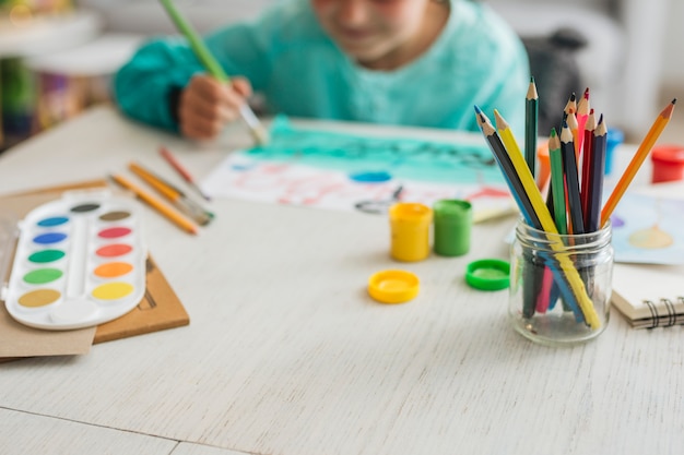 Fille qui peint à l&#39;aquarelle à la maison