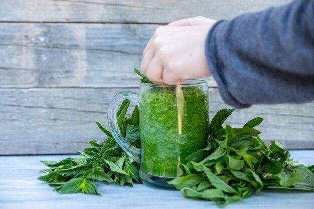 Une fille qui prépare un smoothie pour la santé.