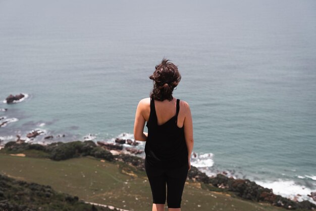 Une fille qui rit devant la mer.