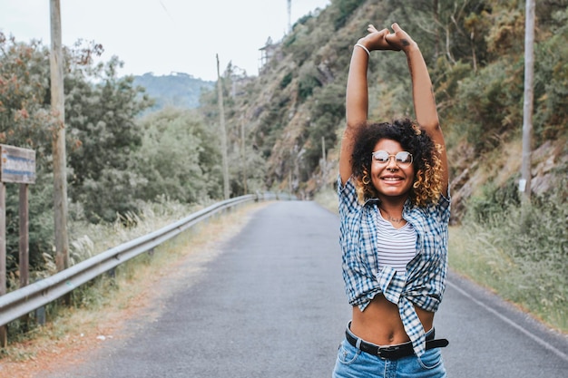 Photo une fille qui s'amuse à l'extérieur avec les bras en l'air