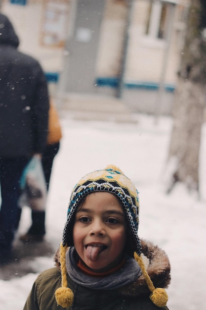 Une fille qui sort sa langue en dehors pendant l'hiver.