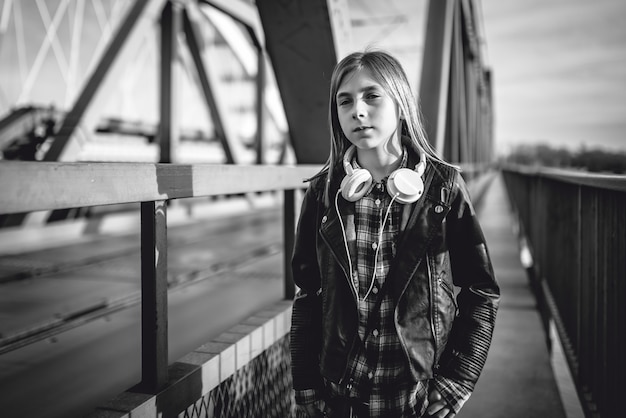 Une fille qui traverse le pont