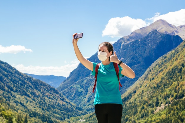 Fille de randonneur prenant un selfie avec masque facial