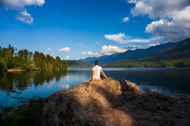 Fille à la recherche du pittoresque lac de Bohinj