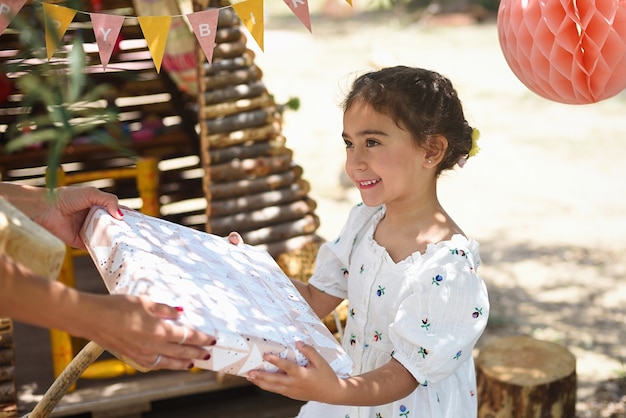 Fille reçoit un cadeau pour son anniversaire