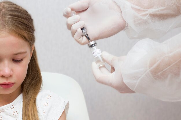 Photo la fille reçoit un vaccin. covid-19