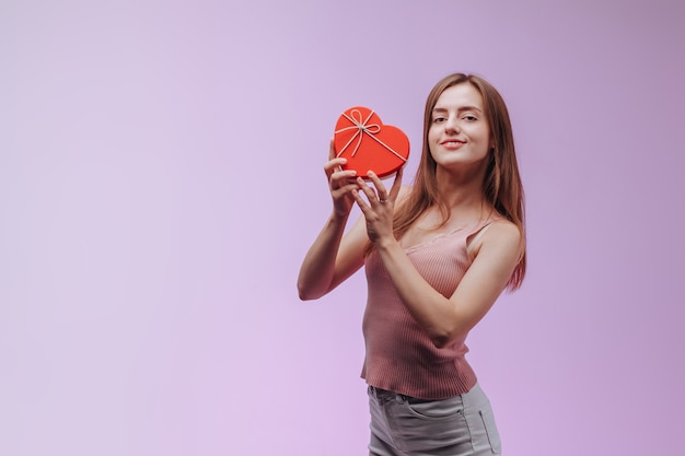 La fille a reçu un coeur de boîte-cadeau