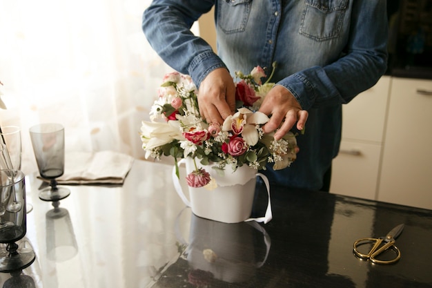 la fille recueille un beau bouquet de fleurs