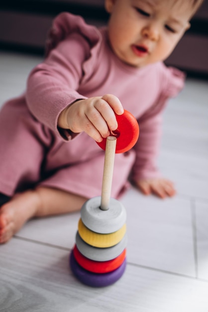 Photo la fille recueille une pyramide multicolore