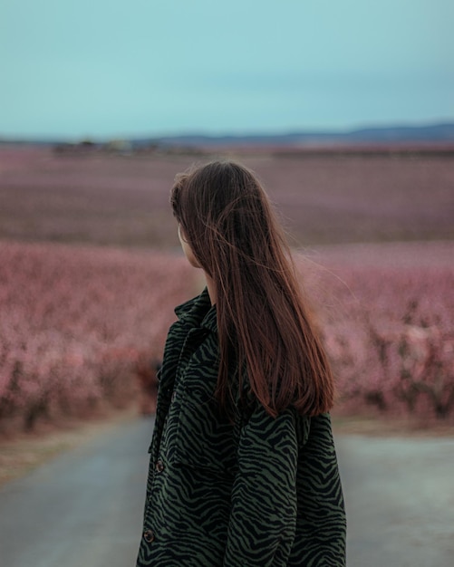 Fille regardant en arrière avec fond de fleur.