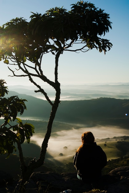 Photo fille regardant brouillard dans les montagnes au brésil