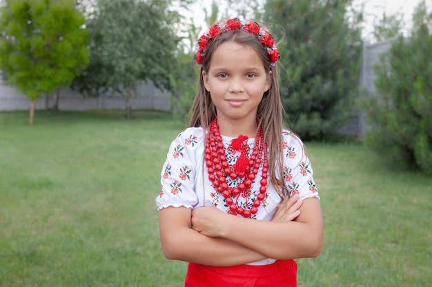 Fille regardant la caméra en tenue nationale