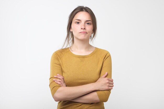 Fille regardant la caméra les yeux pleins de méfiance et de déception