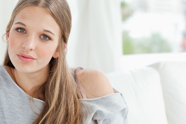 Une fille en regardant la caméra