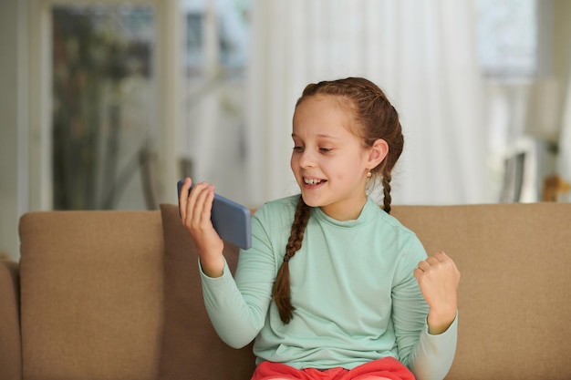 Fille regardant de courtes vidéos