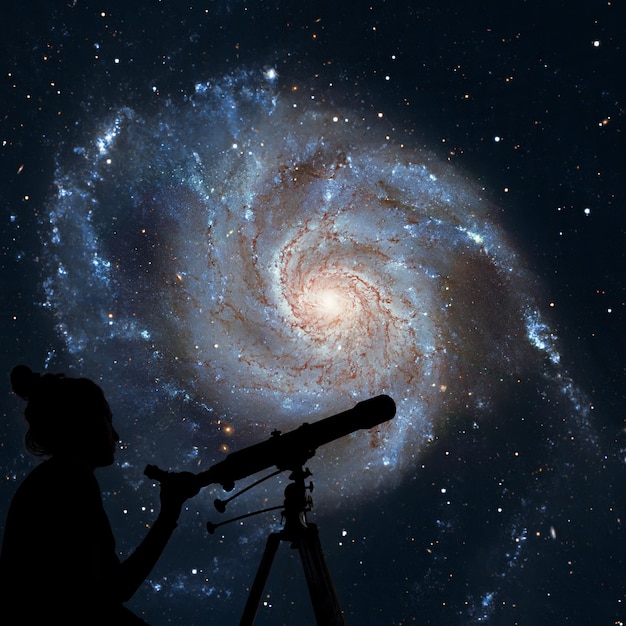 Photo fille regardant les étoiles avec télescope. pinwheel galaxy messier 101, m101 dans la constellation ursa major les éléments de cette image sont fournis par la nasa.