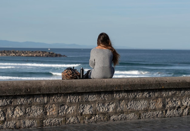 Fille regardant la mer