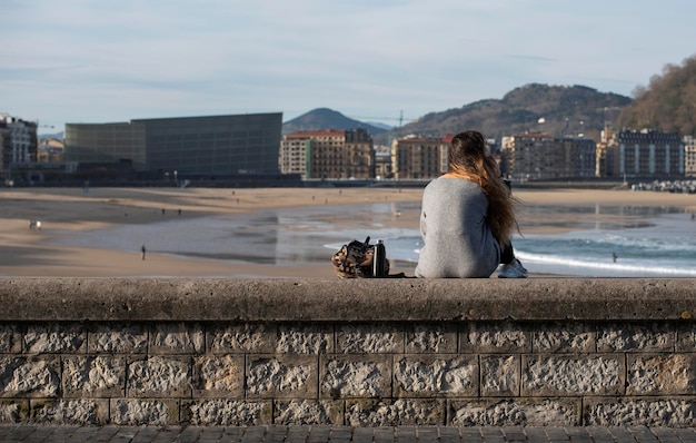 Fille regardant la mer