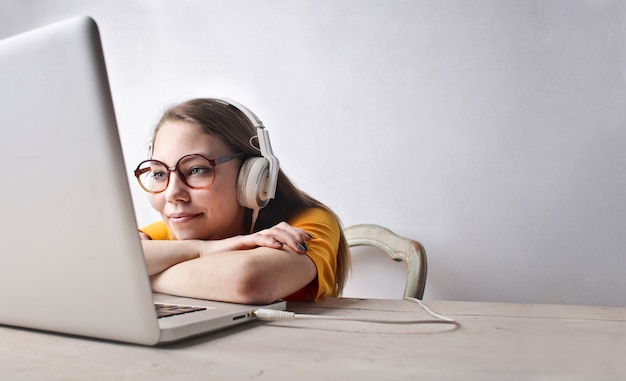 Fille regardant des séries en ligne