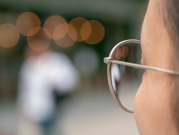 La fille regardant à travers le verre