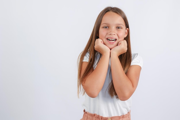 fille regarde la caméra et montre ses dents