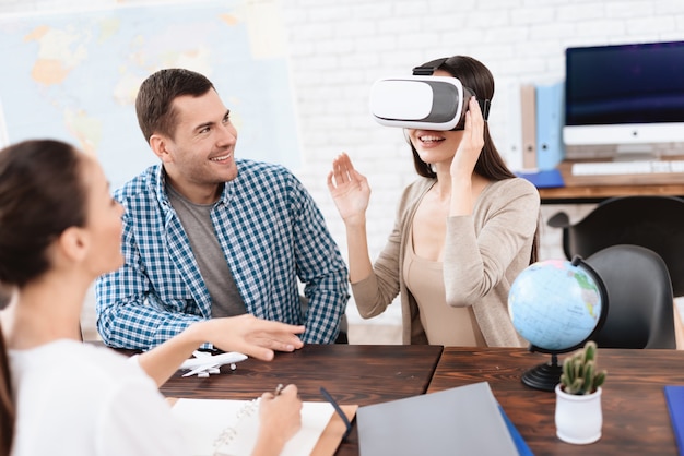 Fille regarde les images dans le casque de la réalité virtuelle.