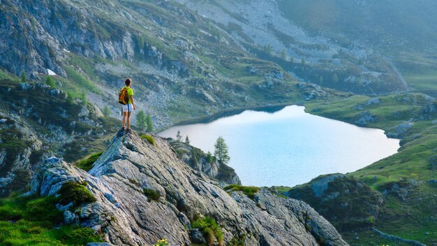 La fille regarde le lac de montagne