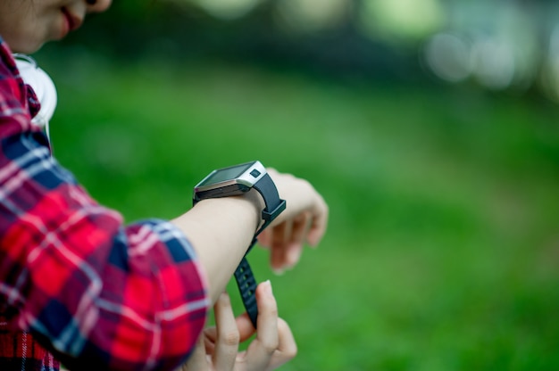 La fille regarde la montre