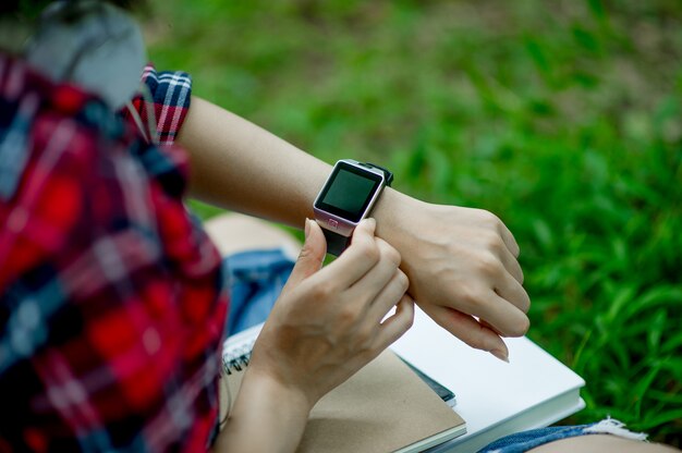 La fille regarde la montre