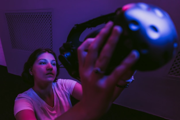 La fille rejoint la réalité virtuelle