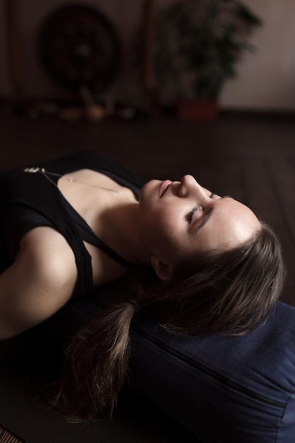 Fille relaxante après un cours de yoga