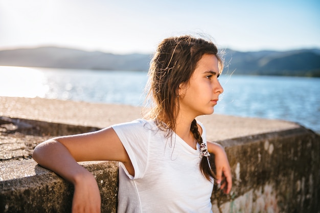 Fille relaxante au bord de la rivière