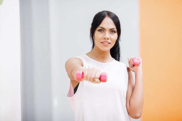 Fille de remise en forme. Fille sportive sexy travaillant dans la salle de gym. Fitness femme faisant de l'exercice