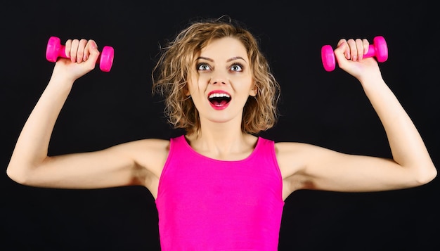 Fille de remise en forme avec des haltères mode de vie sain sportif sportif instructeur femme entraînement d'entraînement