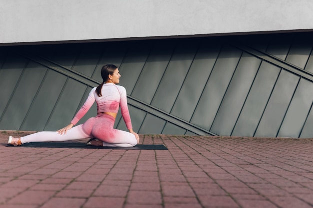 Fille de remise en forme qui s'étend