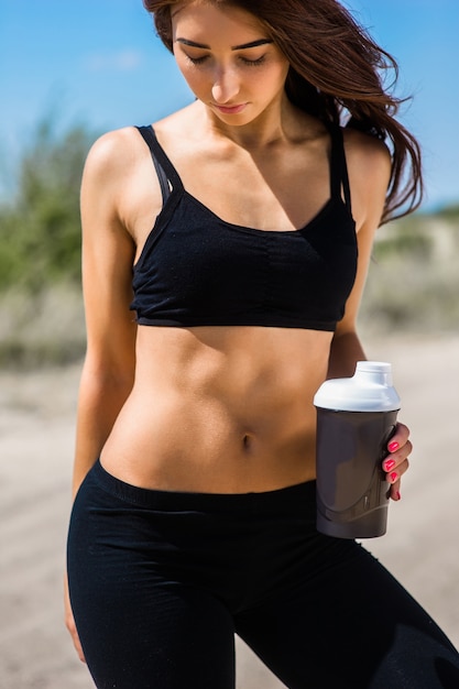 Fille de remise en forme avec un shaker