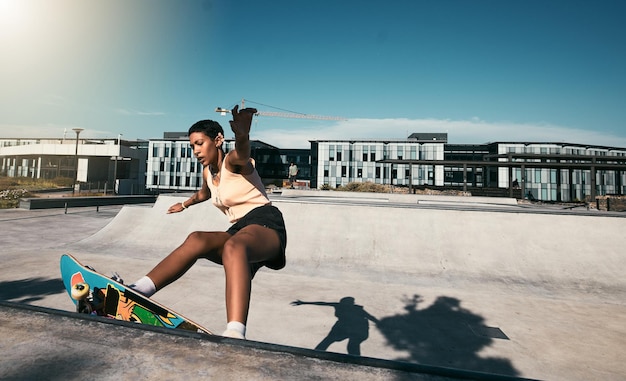 Fille de remise en forme et skateboarder faisant du skateboard dans un skate park pour s'entraîner à l'entraînement cardio et à l'exercice sportif